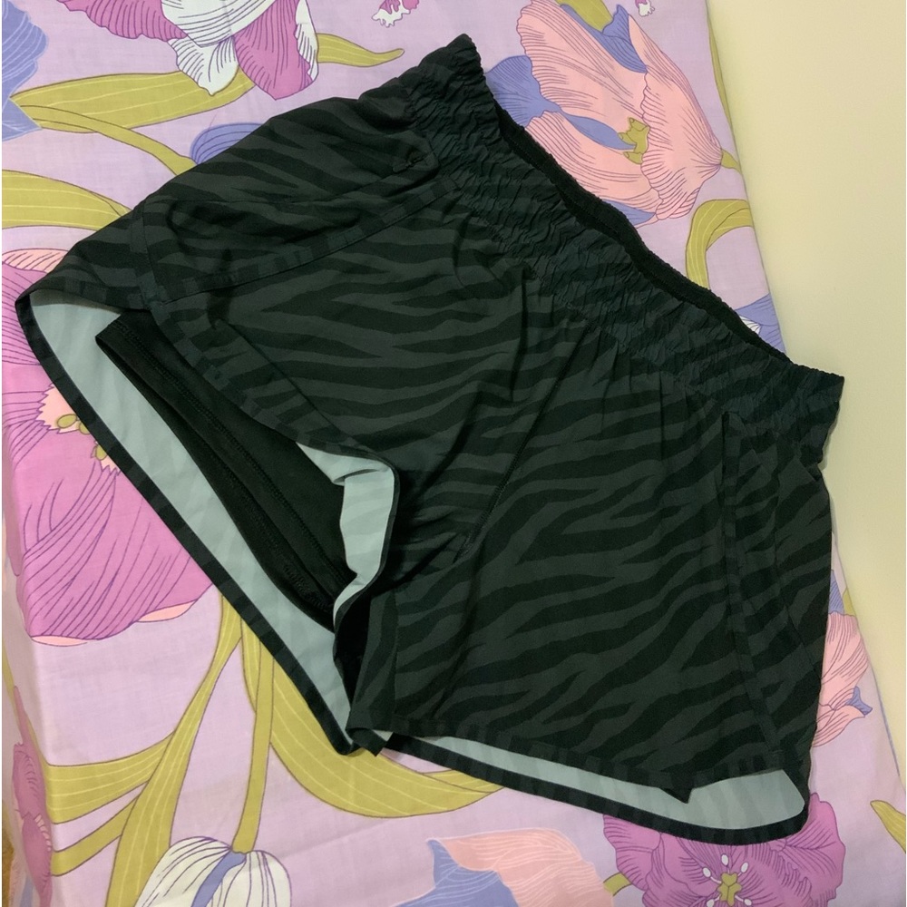 NWOT Avía Sport Running Black/Gray pattern Shorts with lined inner